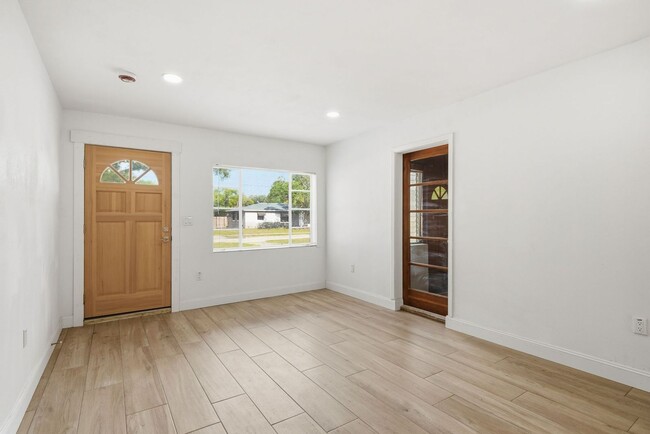 Building Photo - Remodeled 3/1 Home