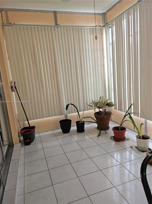 Building Photo - 5121 W Oakland Park Blvd