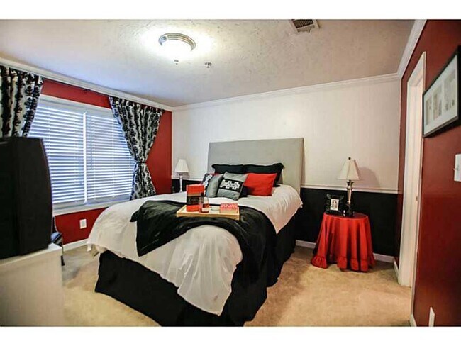 Building Photo - 2022 River Heights Walk SE