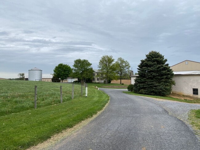 Building Photo - Coming soon! 4 Bedroom Farmhouse for Rent ...