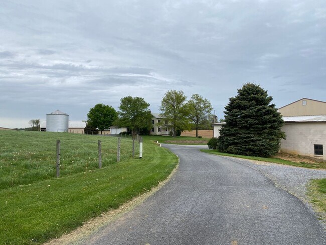 Building Photo - Coming soon! 4 Bedroom Farmhouse for Rent in Shippensburg