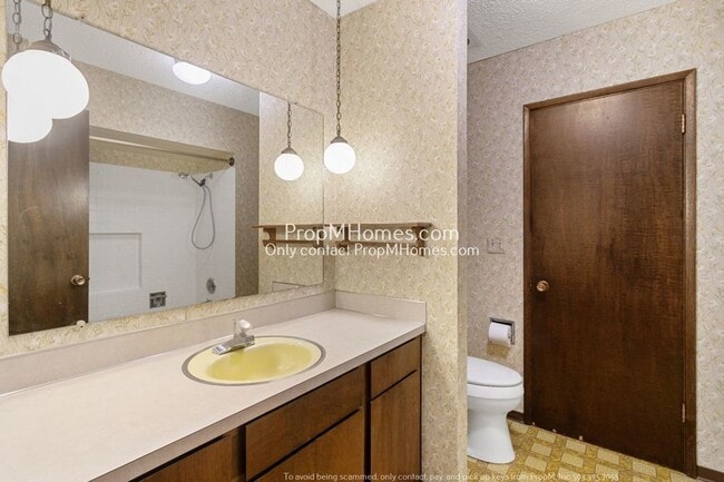 Building Photo - Spacious Elegance: A Four-Bedroom Retreat in the Heart of Palisades!