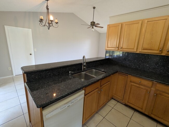 Building Photo - 554 SW Lakehurst Dr