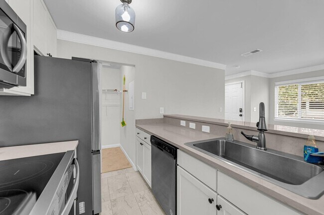 Building Photo - 266 Alexandra Dr