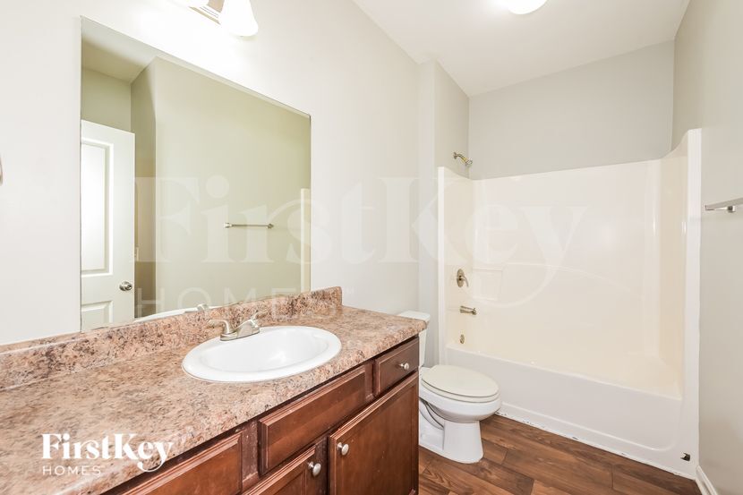 Building Photo - 975 Treymont Way SW