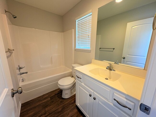 Building Photo - 2 Bed | 2 Bath | 2 Car Garage Single Level Home in Raymore w/ Move In Special