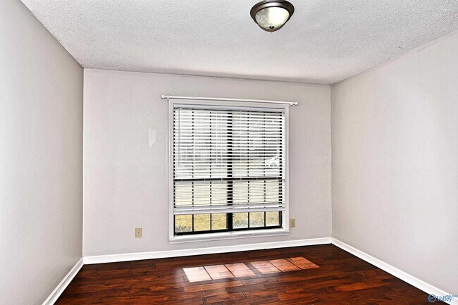 Building Photo - 721 Mathis Dr SE