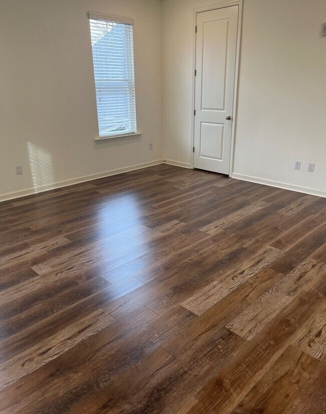 Building Photo - Gorgeous Flat in Overton Square