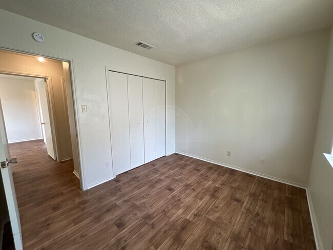 Building Photo - 2108 Carousel Dr