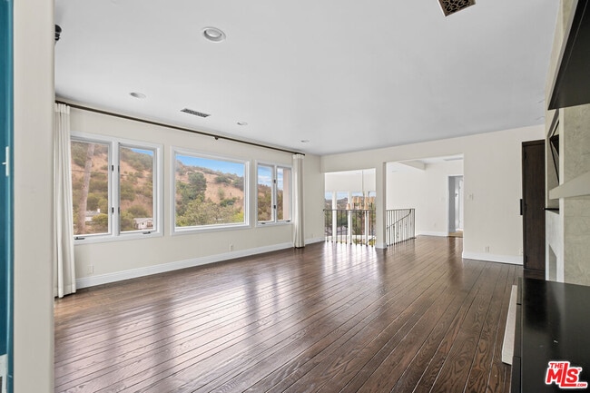 Building Photo - 1759 N Beverly Dr