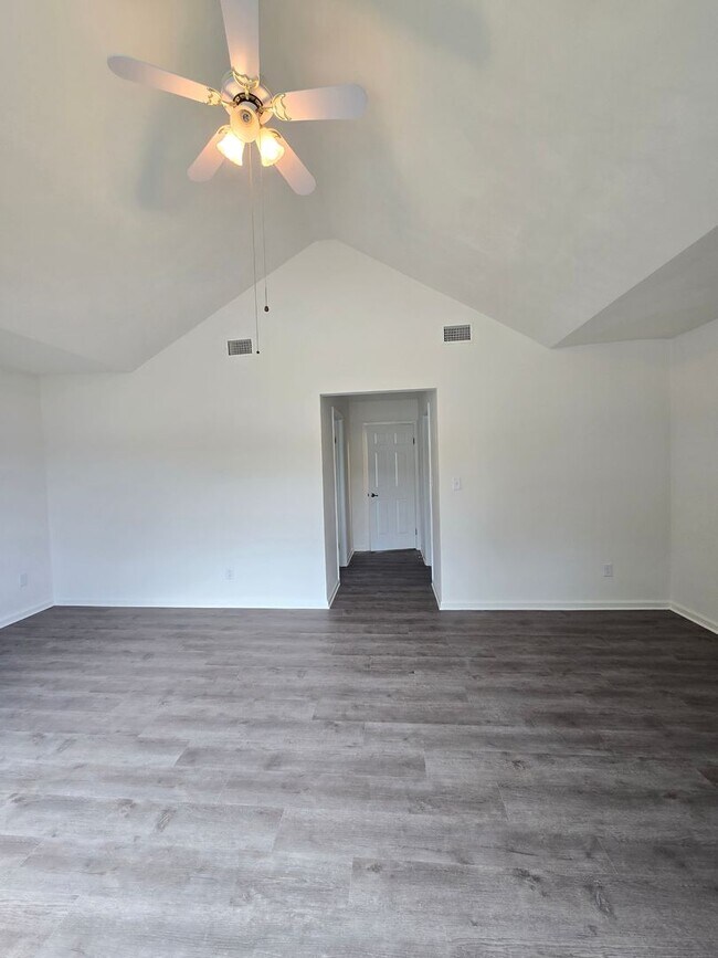Building Photo - Beautifully renovated 4 bedroom home in Vi...