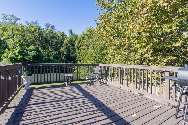 Building Photo - Amazing 5 BR/3 BA Single-Family Home in Te...
