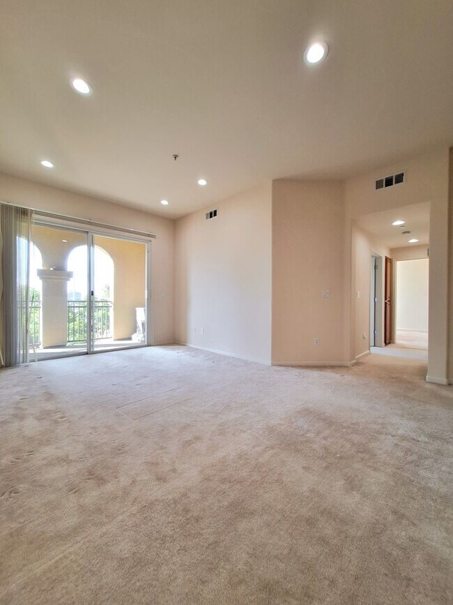 Building Photo - Beautiful 2bd Condo In Gated Community With Pool, Gym, and In-unit Laundry!