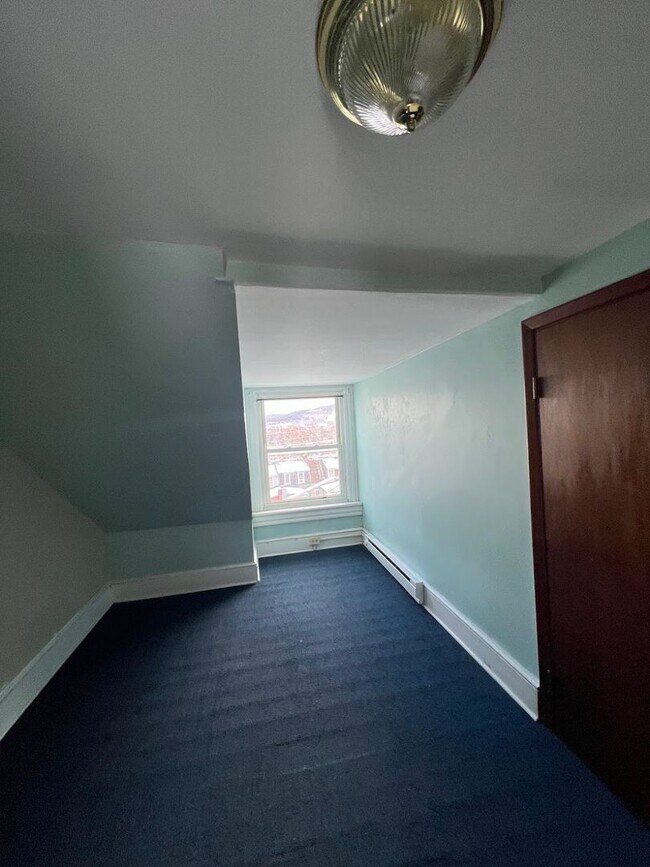 Building Photo - FOR RENT – West Reading