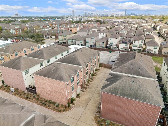 Building Photo - 8715 Meadowcroft Dr