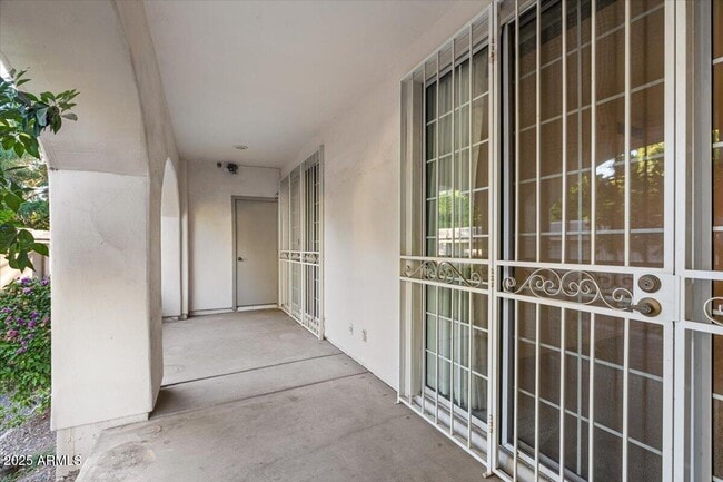 Building Photo - 5200 S Lakeshore Dr