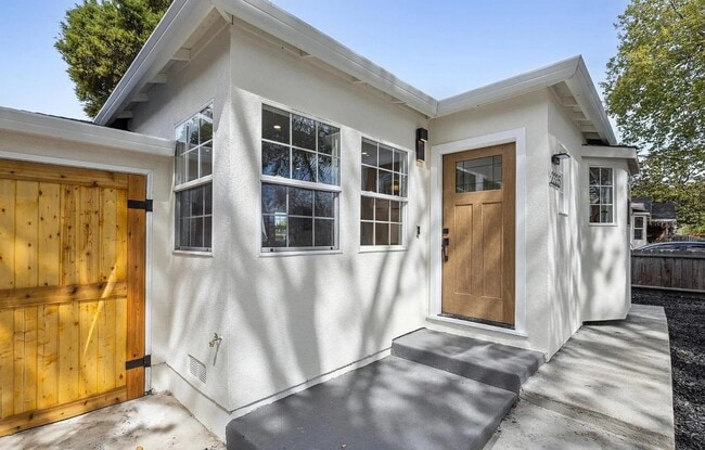 Building Photo - Charming 2 bedroom, 1 bathroom house