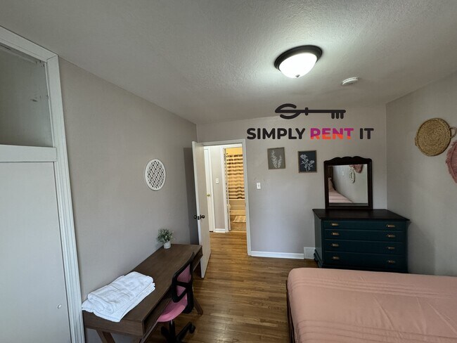 Building Photo - Updated 3+ Bedroom, 1.5 Bath Avail Aug 1st