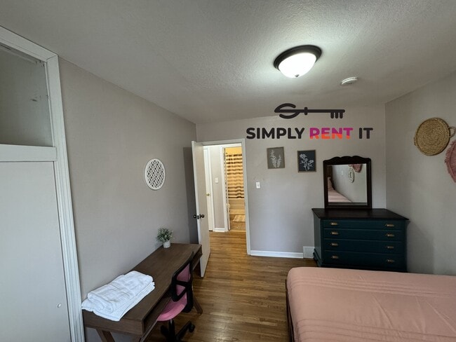 Building Photo - Updated Furnished 3+ Bedroom, 1.5 Bath Avail Aug 1st