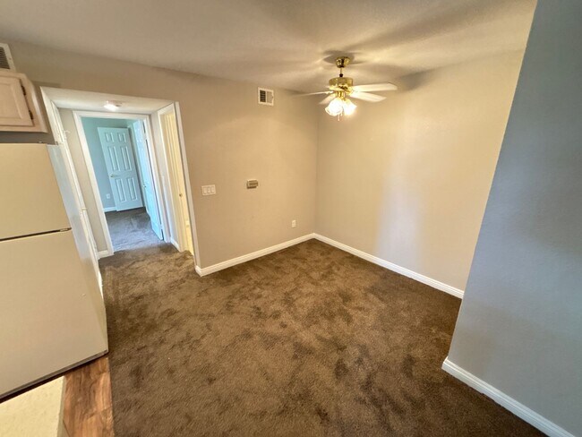 Building Photo - Cozy 1Bed/1Bath 2nd floor Condo in Henderson!  MOVE IN SPECIAL- $300 OFF FIRST MONTHS RENT!