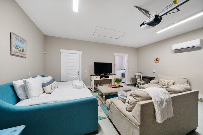 Building Photo - 121 Christmas Tree Ln