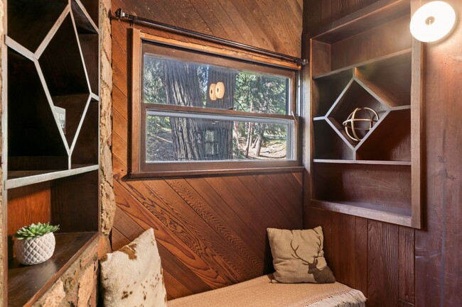 Building Photo - 407 S Dart Canyon Rd