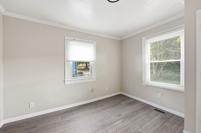 Building Photo - 214 Markham St