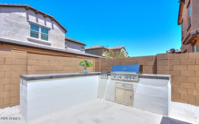 Building Photo - 948 W Yosemite Dr