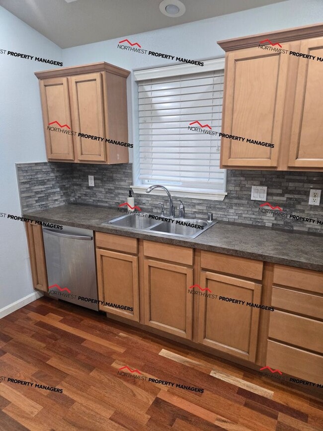 Building Photo - STATUS: AVAILABLE | R131B | $2700 *** MOVE IN SPECIAL ***