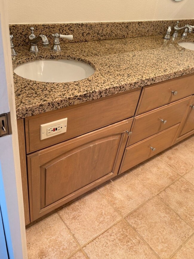 Building Photo - Gorgeous condo with Amazing Views!