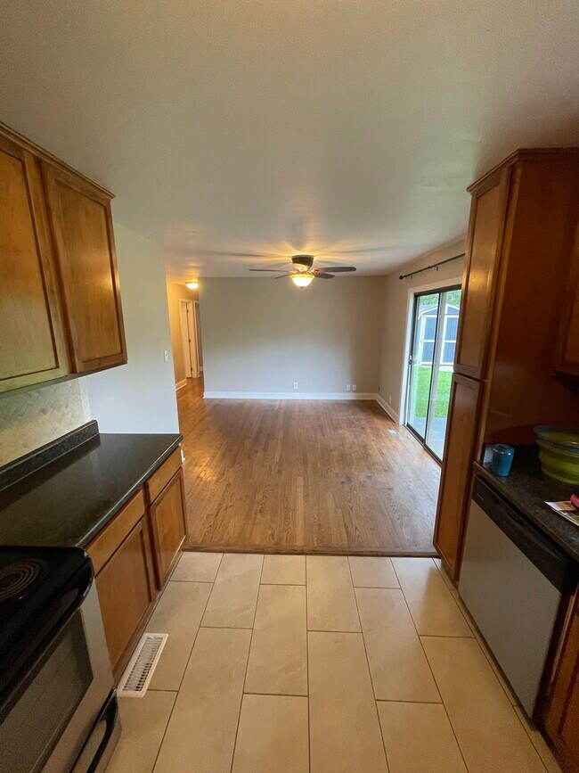 Kitchen - 749 Aeronca Rd NW