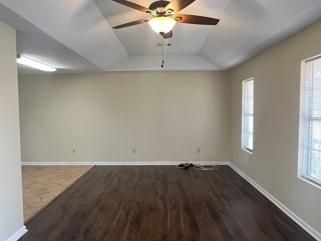 Building Photo - Cute Home in Cochran