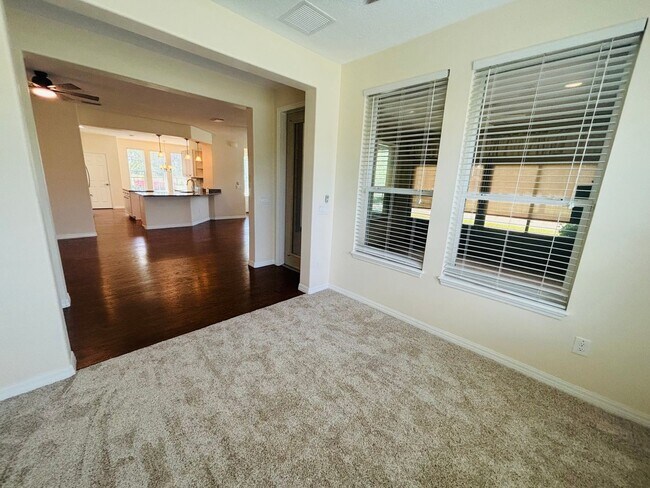 Building Photo - Beautiful movie in ready, large 2/2 in Ocala Preserve - All ages