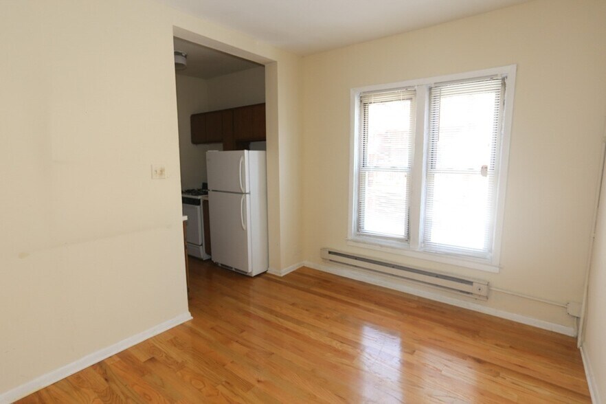 Building Photo - 714 W Barry Ave