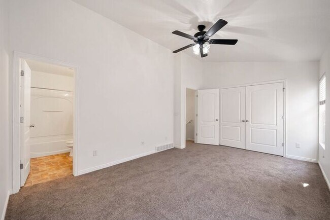 Building Photo - Awesome Townhome in Iverness Square in Murray