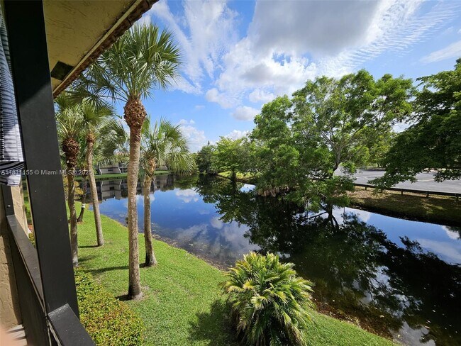 Building Photo - 302 Lakeview Dr