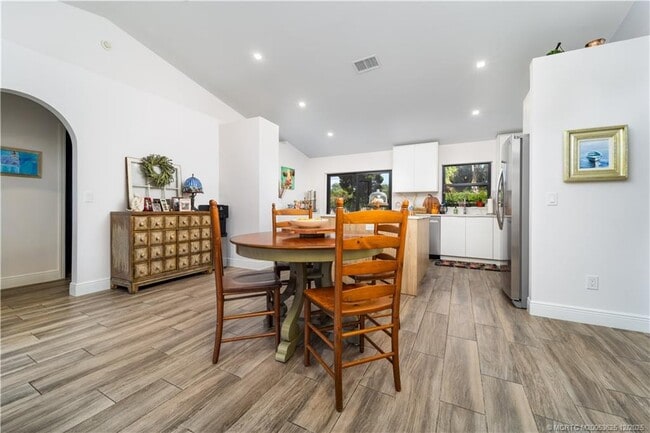 Building Photo - 2141 SW Janette Ave