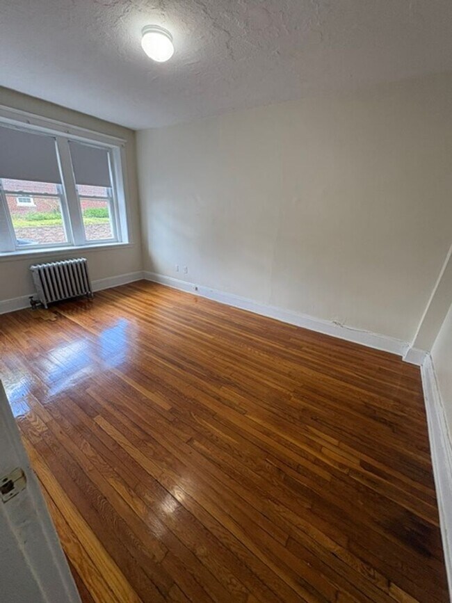 Building Photo - Gorgeous renovated studio with great location in Brighton available NOW!!
