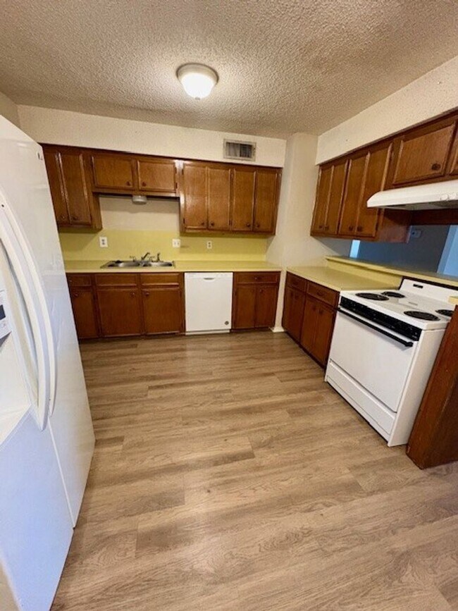 Building Photo - 204-206 Romana Circle