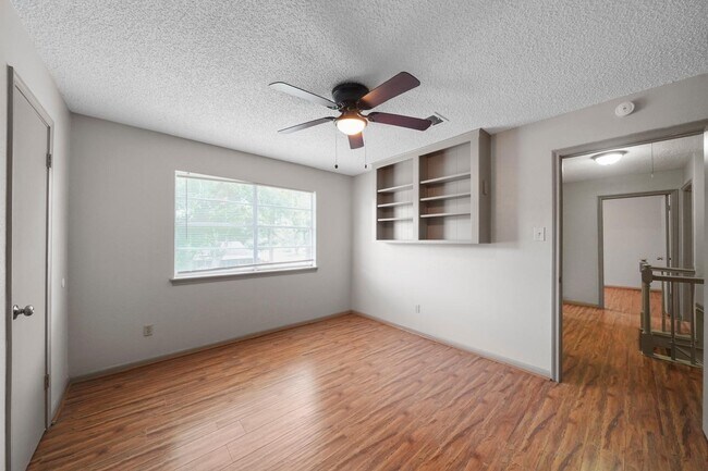 Building Photo - 3102 Hollow Cir
