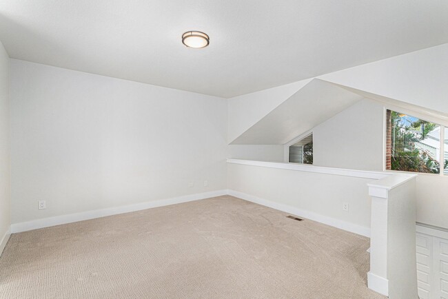 Building Photo - Spacious 1 Bed 1 Bath LOFT in the heart of...