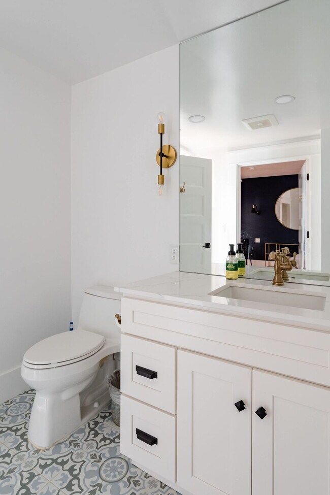 Building Photo - 18 NW 22nd Pl