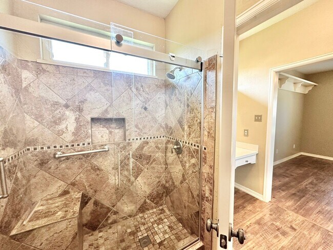 Building Photo - Tour Today! Show Stopping Home in Flint!