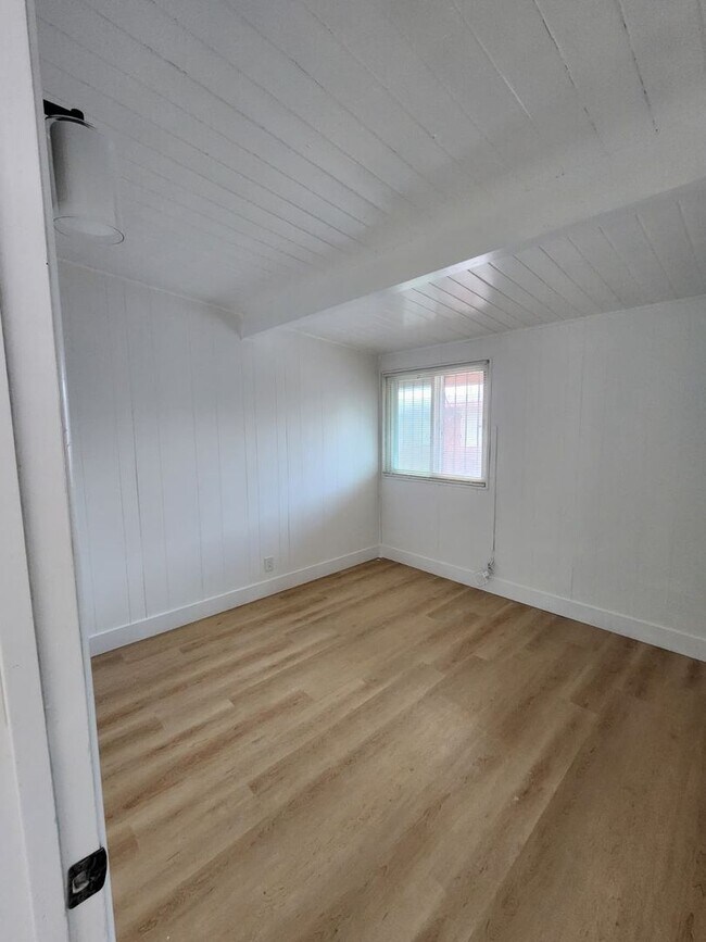 Building Photo - 10516 S Inglewood Ave