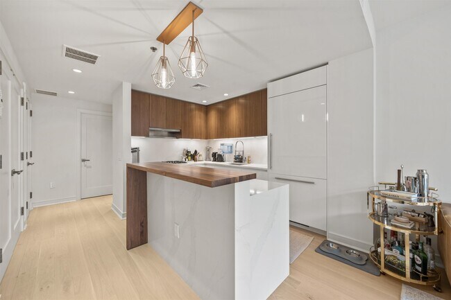 Building Photo - 1000 Maxwell Ln