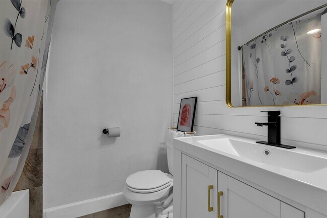 Building Photo - 211 Maple Path Pl