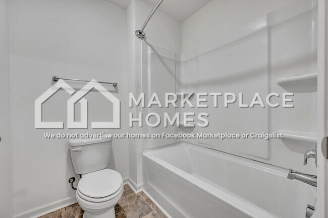 Building Photo - 1027 Park View Dr