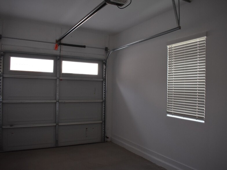 Building Photo - 2530 W Huntington Dr