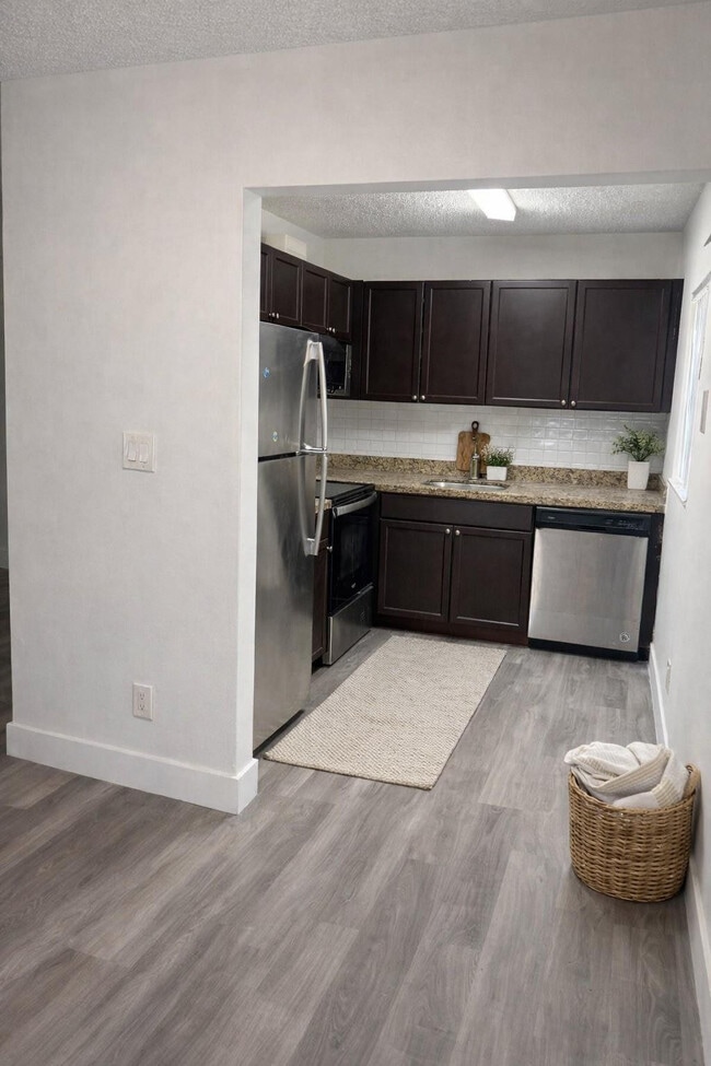 Building Photo - 1120 Meadows Cir