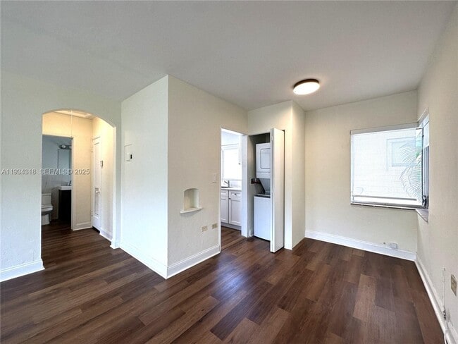 Building Photo - 1920 Biarritz Dr